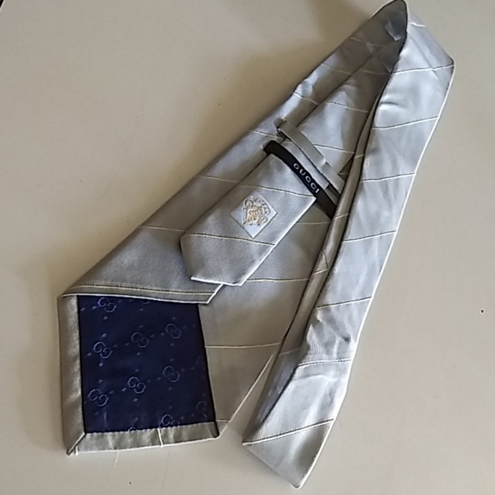 ❤️FINALPRICE❤️GUCCIMEN'STIEsilverwith white 🌼👍🏼